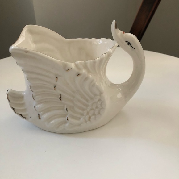 Vintage swan planter off white with painted detail. - Picture 2 of 4